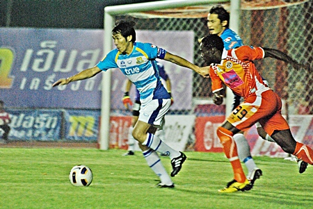 Pattaya United (blue shirts) defend against Si Sa Ket FC at the Sri Nakhon Lamduan Games stadium in Si Sa Ket, Sunday, April 24.