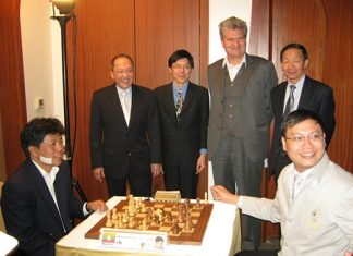 Chatchawal Supachayanont (2nd left), general manager of Dusit Thani Pattaya enjoys a light moment with chess championship VIPs and players during the press conference held in Bangkok on March 30.