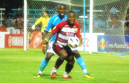 Pattaya United’s Ludovick Takam shields the ball from an SCG defender during the Thai Premier League match in Samut Songkhram, Saturday, April 9. (Photo/Ariyawat Nuamsawat) 