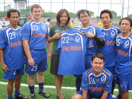 Congratulations go to the victorious Bangkok Bank Pattaya FC team, shown here with Wanitchaya, 3rd left, from their sponsors Alan Bolton Property Consultants.
