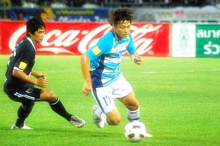 Pattaya United’s Keisuke Ogawa, right, evades the challenge of a Buriram defender during their teams’ Thai Premier League game in Chonburi, Saturday, March 26. (Photo/Ariyawat Nuamsawat)