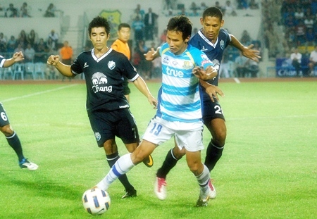 United’s Anuwat Inyin (19) is surrounded by Buriram players as the league leaders piled on the pressure during the second half of last Saturday’s game. (Photo/Ariyawat Nuamsawat) 