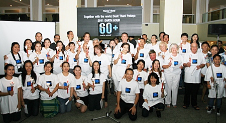 Dusit Thani Pattaya staff and management observe Earth Hour 2011 with hotel guests at the Lobby Lounge on March 26. 
