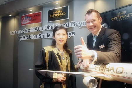 Suwadee Pachariyangkun (left), Arabian Smile Holidays Founder & CEO and Craig Thomas, Country Manager for Thailand and Mekong region, Etihad Airways announce the promotion. 