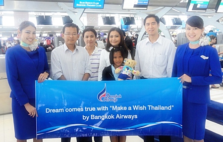 Bangkok Airways, led by Songkrot Palakawong Na Ayuthaya (second right), deputy director for corporate affairs and events, recently sent off a child from the Make-A-Wish Foundation of Thailand who wishes to meet the Panda in Chiang Mai. As a proud partner of Make-A-Wish Foundation of Thailand, Bangkok Airways makes it possible to make her wish come true. 