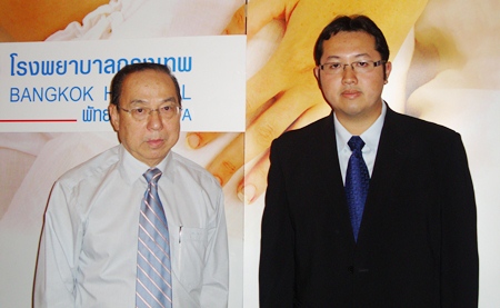 Dr. Manit Sanmaneechai (left), obstetrician specializing in child development, and Dr. Siharat Lohachitranont (right), assistant director of Bangkok Pattaya Hospital, address a bevy of expectant mothers. 