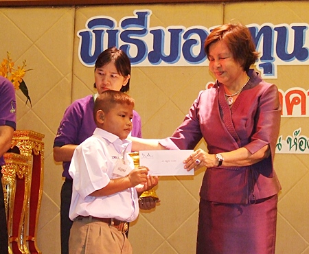 Diana Group MD Sopin Thappajug presents scholarships to the young scholars. 