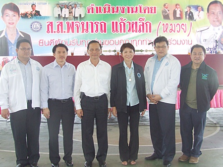 Pojanat Kaewpluek, Democrat MP for region 2 in Chonburi welcomes Pol. Maj. Gen Tha-ngai Pratsjaksatroo who spoke at the seminar. 