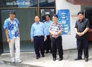 Nongprue Mayor Mai Chaiyanit (2nd left) announces the setting up of the new police station.
