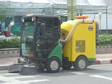 The city has 3 of these street cleaners that were brought into service in January 2010 at a cost of 3,900,000 baht each. 