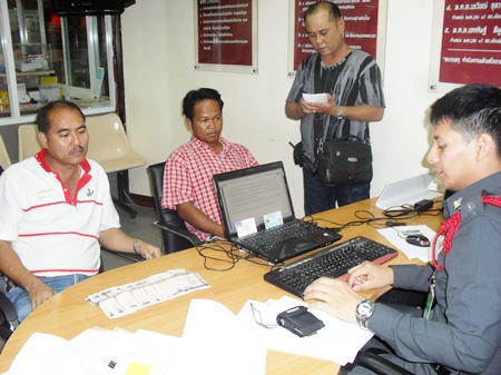 Somsak Satiplan and Veera Poonsuk turn the money over to police. 