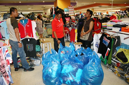 Vendors in and around the shopping mall caught selling counterfeit goods were arrested and had their wares confiscated.