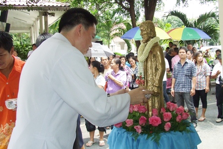 Rev. Francis Xavier Kritsada Sukkaphat sanctifies the statue of St. Nikolas. 