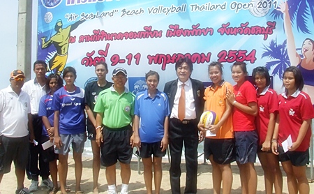 Pattaya Deputy Mayor Ronakit Ekasingh, 5th right, presents prizes to the winning volleyball teams, Wednesday, May 11.