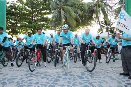 Riders prepare to get underway from Pattaya beach. 
