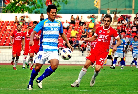 Pattaya United’s Patipol Phetwiset, left, comes away with the ball in the first half of the match against BEC Tero Sasana at the Thepasadin Stadium in Bankok, Saturday, May 7. (Photo/Ariyawat Nuamsawat) 