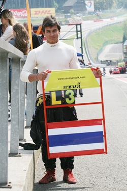 Sandy takes breather in the pit lane.