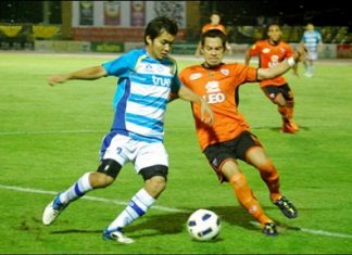 Pattaya United’s Ittipol Poolsap, left, challenges for the ball with a Chiang Rai defender during the second half of their Thai Premier League match at the Mae Fah Luang University Stadium in Chiang Rai, Sunday, May 1. (Photo/Ariyawat Nuamsawat)