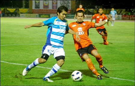 Pattaya United’s Ittipol Poolsap, left, challenges for the ball with a Chiang Rai defender during the second half of their Thai Premier League match at the Mae Fah Luang University Stadium in Chiang Rai, Sunday, May 1.  (Photo/Ariyawat Nuamsawat)