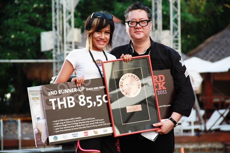 Kirataya Phosarn, left, 2nd runner-up and “Miss Rock Facebook” receives her awards from Jorge Carlos Smith, General Manager of Hard Rock Hotel Pattaya.