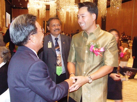 Mayor Itthipol Kunplome greets members of the Lions Clubs.