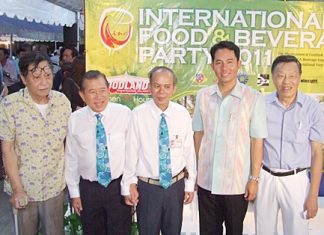 Happy faces all around during the Foodland International Food & Beverage party. (l-r) Somsak Teerapattanakul (President), Sanguan Termwiwat (Deputy MD), Prasert Saengmanee (Asst. Store Manager), Mayor Itthipol Kunplome and Edwin T.L. Lim (Managing Director).