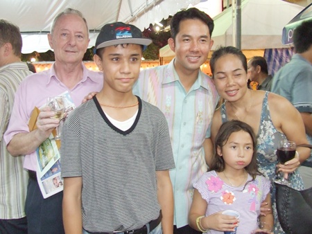 Mayor Itthipol pauses to take pictures with residents of Pattaya.