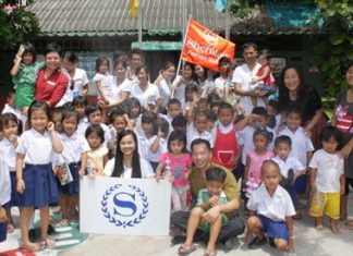 Happiness is all around when Ms. Malinee Turaharn (1st left, back row), the director of human resources for Sheraton Pattaya Resort, along with her team members and Pim from the Seaton Foundation went to the Child Care Center at Soi Khopai on Wednesday May 25.