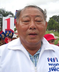 Adm. Surapol Chandang, Puea Thai’s Zone 8 candidate, goes door-to-door in Sattahip soliciting votes/ 