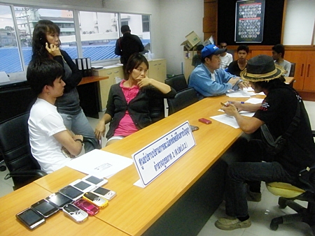 Chatchai Yaikrathok (seated, left) and Amporn Kongkaew (seated, 2nd left) were caught up in the latest police raid on Tukcom Pattaya. 