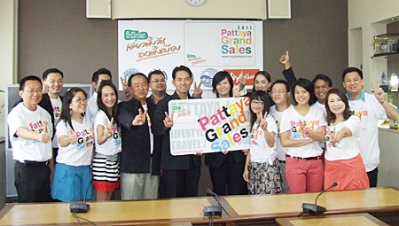 Mayor Itthiphol Kunplome and heads of tourist related businesses kick off this year’s Pattaya Grand Sale. 