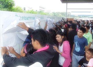 Hundreds struggle to find their names on voting lists at Banglamung School in pre-election voting last weekend.