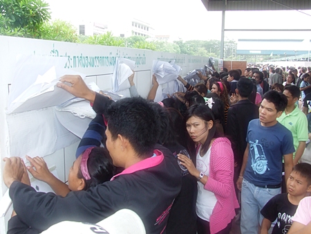 Hundreds struggle to find their names on voting lists at Banglamung School in pre-election voting last weekend. 