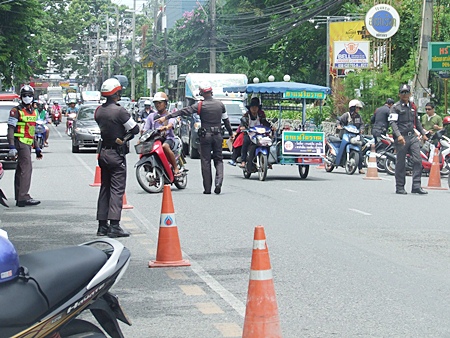 Police check vehicles in North Pattaya for illegal weapons, correct licenses and helmet use. 
