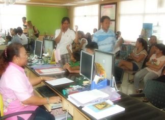 Only 43 people arrived at the Banglamung offices the first day to register for absentee ballots.