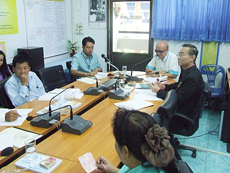 Mayor Itthiphol Kunplome chairs a budget meeting with Koh Larn Principal Yupaporn Pitiworn and education officials. 
