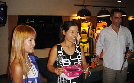 Ladies winner On Sudok (centre).