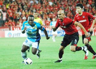 Pattaya United forward Ludovick Takam, left, is shadowed by two Muang Thong United defenders during the second half of their Thai Premier League fixture at the Yamaha Stadium in Bangkok, Sunday, June 12. (Photo/Ariyawat Nuamsawat)