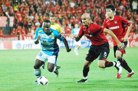 Pattaya United forward Ludovick Takam, left, is shadowed by two Muang Thong United defenders during the second half of their Thai Premier League fixture at the Yamaha Stadium in Bangkok, Sunday, June 12. (Photo/Ariyawat Nuamsawat) 