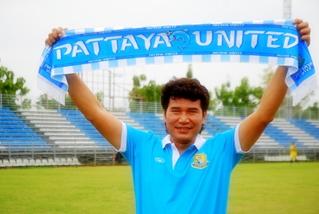 Chalermwut Sangapol a.k.a. ‘Coach Nui’ holds a club scarf as he is introduced to the Pattaya United fans and media at a press conference held June 22 at the Nongprue district sport field. 
