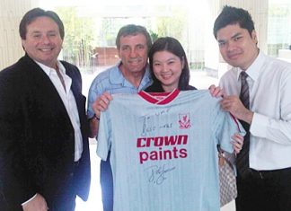 Cris Rosenbergs (left), Director of North Scoreboard, owner and creator of the Football Legends concept and Alan Kennedy (centre), Tour Manager, are bringing the Football Legends Tour to Thailand’s football-loving public.