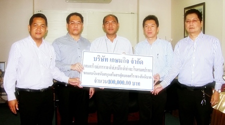 From left: Chaiyuth Utarakam, GM of Kameo House, Sathawuth Sermprasert GM Cape Racha Hotel, Mayor Chatchai Timkrajang, Sompong Sophonwongsakorn, GM of Kantary Bay Hotel, and Sethapong Watthanakul GM of Karavel House, hold the cheque for 100,000 baht as they pose for a group photo. 