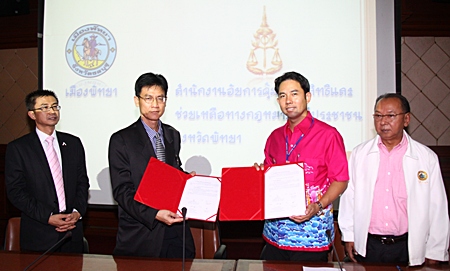 Pakorn Sukohnchat (High Court Prosecutor) and Sirichai Sutheeweerakachon (Expert Prosecutor for the Provincial Attorney’s Office in Region 2, Acting on behalf of the Pattaya Attorney) attend the signing ceremony with Pattaya City Mayor Itthipol Kunplome and Sunthorn Rattanawaraha (Pattaya City Manager) 