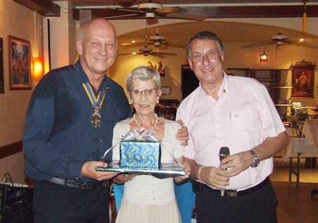 President Jan Abbink (left) receives a gift from Marianne Büsch-Biehl and President Elect Carl Dyson.