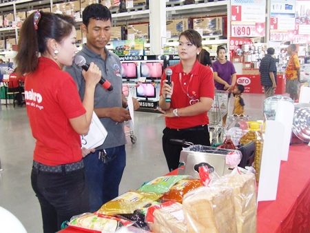 Presenters from Siam Makro present ideas for customers to increase their income at their outlets.