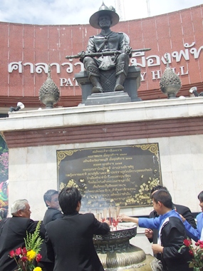 The Great King Taksin’s statue looks over the ceremony at City Hall.