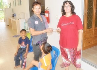 Loi (left), head of Jutamat Beauty School in Soi 16, Pattaya South, donates nearly 700 baht to Sharon Greenhalgh, who is in charge of the Mercy Children’s Home, to help with the cost of continuing construction.
