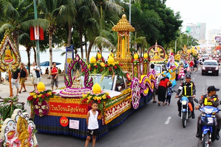 To wrap up yesterday’s annual Buddhist Lent candle parade down Beach Road, today, July 15 at 9 a.m., city officials and staff, students and residents will gather at Wat Nong Or in Central Pattaya for a solemn ceremony to present the winning candles to the monks there. These candles then will be distributed to various local temples.