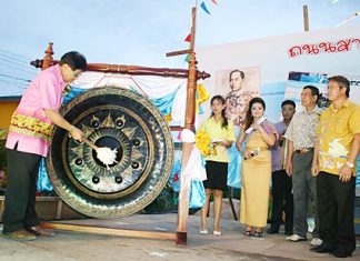 District Chief Chaichan Iamcharoen clangs the gong to open the Sattahip Cultural Road.