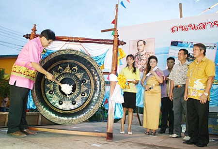 District Chief Chaichan Iamcharoen clangs the gong to open the Sattahip Cultural Road. 